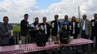 Startschuss zum Königshöfer Messemarkt: Im Beisein von Vertretern der Herbsthäuser Brauerei und der Distelhäuser Brauerei, Marktmeister Jan Raddatz (Dritter von rechts), Stadträten und vielen interessierten Zuschauern meisterte Bürgermeister Dr. Lukas Braun (Mitte) den Bieranstich souverän.