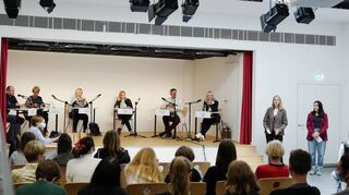 Carla Jetter und Daria Breuer (rechter Bildrand) moderierten eine Podiumsveranstaltung mit Vertretern der Politik aus der Region.
