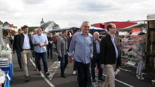 Rundgang über den Königshöfer Messemarkt bei der offiziellen Eröffnung am Freitagnachmittag unter anderem mit Bürgermeister Dr. Lukas Braun (rechts) sowie Gemeinderat, Bürgermeisterstellvertreter und Messeausschuss-Mitglied Herbert Bieber (Dritter von rechts).