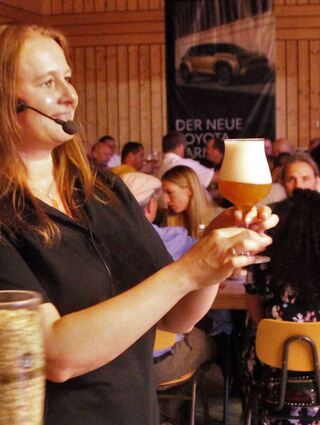 Als besonders Schmankerl präsentierte der TV Königshofen am Freitagabend in seiner Halle eine sechsgängige Bierprobe, die von Biersommelière Sylvia Wollner von der Distelhäuser Brauerei kompetent moderiert wurde.