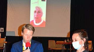 Auszeichnungen für Lisa Schmidt (per Video zugeschaltet) durch Wertheims OB Markus Herrera Torrez und Convenartis-Vorsitzende Bernadette Latka.