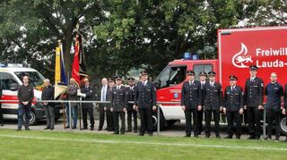 Stefan Märkl weihte zwei Neufahrzeuge der Freiwilligen Feuerwehr (FFW) Abteilung Königshofen und der DLRG-Ortsgruppe Königshofen im Beisein unter anderem von Bürgermeister Dr. Lukas Braun, dem FFW-Abteilungskommandant Gerhard Göbel und dem DLRG- Ortsgruppen-Vorsitzenden Jürgen Englert.