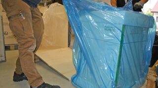 In großen Kisten sind am Montagvormittag die bestellten Luftfilter-Geräte bei der Stadt Bad Mergentheim eingetroffen. Sie wurden sofort ausgepackt und an die einzelnen Schulen in Kernstadt und Teilorten verteilt.