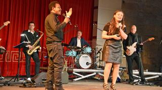 Pfarrer Stephen Egwu trug unerwartet zum Konzert im Burghof bei: Die Röttinger Songwriterin Silvia Baumann begeisterte dort bei einem Livekonzert.
