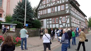 Eine Station beim Rundgang der Bewertungskommission durch Götzingen war das Gebäude-Ensemble mit Schule, Pfarrkirche und Rathaus.