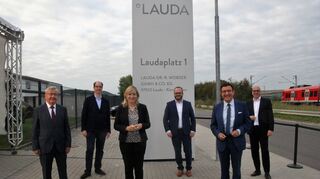 Freude über den neuen Laudaplatz: Dr. Gunther Wobser (Dritter von rechts), Geschäftsführender Gesellschafter der Lauda Dr. R. Wobser GmbH & CO. KG, mit (von rechts) Lauda-Geschäftsführer Dr. Marc Stricker, Landtags-Vizepräsident Professor Dr. Wolfgang Reinhart, MdB Nina Warken, Bürgermeister Dr. Lukas Braun sowie Lauda-Gesellschafter Dr. Gerhard Wobser.