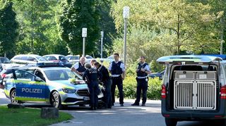 Polizisten besprechen sich vor der Klinik am Weissenhof. Vier Männer sind aus einer geschlossenen Station des Klinikums im Kreis Heilbronn geflüchtet.