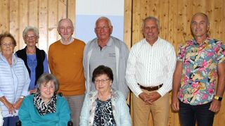 Langjährige Zugehörigkeit gewürdigt: Seit 70, 60 oder mindestens 50 Jahren gehören diese Mitglieder dem ETSV 1904 Lauda an; hier die Geehrten mit der Vorsitzenden Anni Miller (Mitte vorne), Kassiererin Angelika Tolle-Rennebarth (links daneben), dem stellvertretenden Bürgermeister Siegfried Neumann (links) und dem Vorsitzenden des Sportkreises, Matthias Götzelmann (rechts).