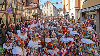 Bei diesem Anblick schlägt das Herz der Buchener Fastnachter höher: Hunderte Huddelbätze hüpfen am Rosenmontag ausgelassen durch die Straßen der Stadt.