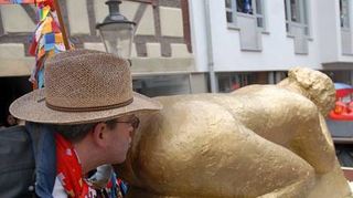 Der Kuss auf den Hintern des Bleckers – ein Buchener Ritual.