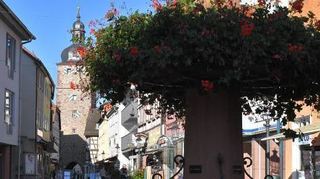 Blick in die sanierte Fußgängerzone mit Stadtturm.