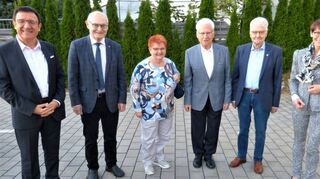 Jörg Hasenbusch (Zweiter von rechts), Elisabeth Krug (rechts), Edmund Brenner (Zweiter von links) und Professor Dr. Wolfgang Reinhart MdL (links) ehrten Elmar Mütsch (Mitte) für langjährige Mitgliedschaft im Verein Lebenshilfe Main-Tauber-Kreis mit der Silbernen Ehrennadel. Stellvertretend für Werner Kettner nahm Anita Kettner (Dritte von links) die Ehrenurkunde entgegen.