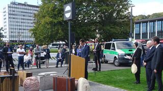 Der Schweinfurter Landrat Florian Töppner sprach für die Landräte Unterfrankens. Zehranur Manzak vom Bündnis für Zivilcourage und Demokratie Würzburg, Dr.Josef Schuster, Vorsitzender des Zentralrats der Juden in Deutschland, und Würzburgs OB Christian Schuchardt (rechts) hörten ihm zu.