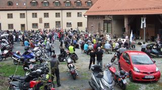 Zahlreiche Motorradfans trafen sich zum Gottesdienst der besonderen Art am Sonntag auf dem Gelände des Klosters Bronnbach, auch um ihre Zweiräder segnen zu lassen.