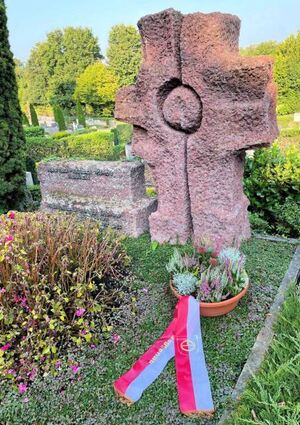 Familiengrab mit dem Gebinde der Stadt Gaggenau auf dem Hardheimer Friedhof.