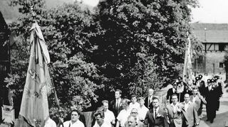 Der Männergesangverein 1964 bei einem Festumzug.