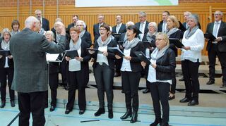 Die Chorgemeinschaft Rippberg bei einer Sängermatinee des Sängerkreises Buchen in der Rippberger Sporthalle.