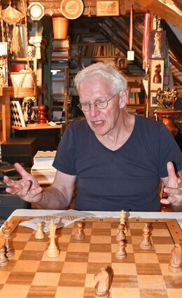 Kaum einer kann sich und andere so sehr für Schach begeistern wie Karlheinz Eisenbeiser. Hier nimmt er sich, wie jeden Samstag, der FN-Schachecke an.