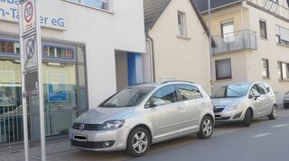 Der Standort des Schildes bei der Volksbank-Filiale in Igersheim wird von manchen Autofahrern kritisiert.