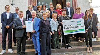 Der Neckar-Odenwald-Kreis spielt ab sofort in der „Champions League“ der Fairtrade-Städte und Landkreise mit. Fairtrade-Botschafter Manfred Holz (erste Reihe, Zweiter von links ) übergab die Fairtrade-Urkunde an Landrat Dr. Achim Brötel.