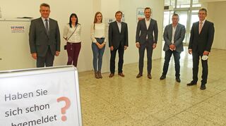 „Schicht im Schacht“ im Kreisimpfzentrum in Mosbach: Die letzten frisch Geimpften haben sich am Donnerstagnachmittag abgemeldet, die Einrichtung wurde geschlossen. Zum Abschluss rief Landrat Dr. Brötel noch einmal einen Großteil der Beteiligten zu einer kleinen Feier zusammen.