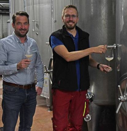 Erwarten einen guten Jahrgang: Michael Braun (links) und Florian Döller von den Becksteiner Winzern.