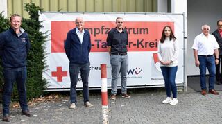 Der Leiter des Kreisimpfzentrums, Dietmar Freidhof (im Hintergrund) schließt nach mehr als acht Monaten endgültig die Pforte. Zum Kernteam des KIZ gehörten – neben anderen – auch (von links) Kai Schlecht, Dr. Klaus Stumptner, Christoph Hofmann, Melanie Limbrunner, Dr. Franz Hoch, Erster Landesbeamter Florian Busch und Kreisbrandmeister Andreas Geier.
