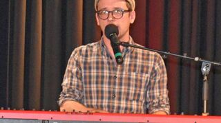 Das Publikum hat bei der Veranstaltung des Kleinkunstvereins Convenartis entschieden: Der Musikkabarettist Sven Garrecht ist der siebte Preisträger des „Wertheimer Affen“.
