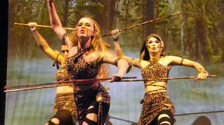 Urwaldamazonen im Kampf.
