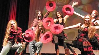 Die Tanzvilla-Showgruppe „Moondancer“ kann nicht nur orientalisch: Ihre Line-Dance-Interpretation verlockte zum Mitklatschen.