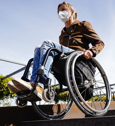 Dunja Reichert fährt im SRH Klinikum Karlsbad-Langensteinbach in einem Rollstuhl-Parcours eine Treppe hinunter.