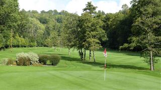 Gepflegter Platz: Eingebettet in das schöne Erlenbachtal, umrahmt von hohem Baumbestand, liegt die 9-Loch-Anlage des Golfclubs Bad Mergentheim.