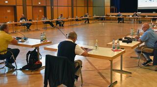 Sitzung des Tauberbischofsheimer Gemeinderats in der Stadthalle: Nachdem das Verwaltungsgericht Stuttgart der Anfechtung der Gemeinderatswahl von 2019 stattgegeben hat, ging nach dem Landratsamt des Main-Tauber-Kreises auch die Kreisstadt in Berufung. Nun muss der Verwaltungsgerichtshof in Mannheim ein Urteil fällen.
