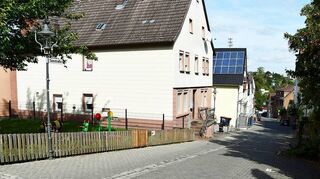 Auf historischen Fundamenten stehen die Häuser auf der linken Seite der Seestraße: Hier verlief früher die Stadtmauer.