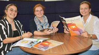 Die ehemaligen Auszubildenden Helena Hörner und Lea Willer sowie die Auszubildende Marie Müssig (von links) freuen sich, das Ausbildungs- und Lifestylemagazin „nei g’schaut“ erstmals in Händen zu halten. Auf dem Bild fehlen Joshua Kahl, Maren Greß und Nicola Beier.