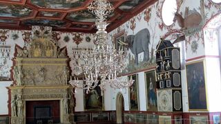 Der Renaissance-Rittersaal des Weikersheimer Schlosses, entstanden um 1600, ist im Originalzustand erhalten.