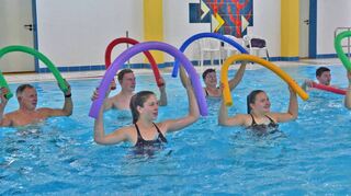 Als eine der wenigen Kommunen in der Region hat Höpfingen noch ein eigenes Familienbad, worauf die Bürger sehr stolz sind. Das Bild entstand vor der Corona-Pandemie bei einem Aqua-Power-Kurs. Demnächst startet ein neuer Kurs.