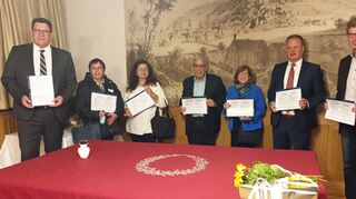 Niederstetten ist der Bildungspartnerschaft „Jüdische Kultur erleben, Holocaust verstehen“ beigetreten. Unser Bild zeigt von links Volker Stephan, Leiter Kaufmännische Schule Bad Mergentheim, Monika Menth, Leiterin Schlossverwaltung Weikersheim, Sabine Kutterolf-Ammon, Vorsitzende Stiftung Jüdisches Museum Creglingen, Roy und Adele Igersheim, Schirmherren und Stifter aus USA, Ulrich Roth, stellvertretender Bürgermeister Niederstetten und Igersheims Bürgermeister Frank Menikheim.