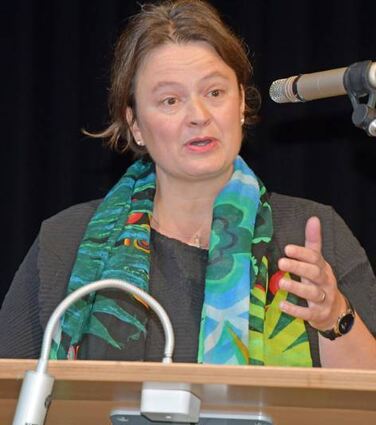 Mehrfach erhoben sich die Gäste, um Renate Gassert zu ehren. Die Rede von Dekanin Wibke Klomp offenbarte, wie charmant und energisch Gassert gleichzeitig sein konnte. Festen Halt erfuhr die Ehrenbürgerin auch an diesem Tag durch ihre Familie. Die Ernennungsurkunde gab es aus Händen des Oberbürgermeisters.