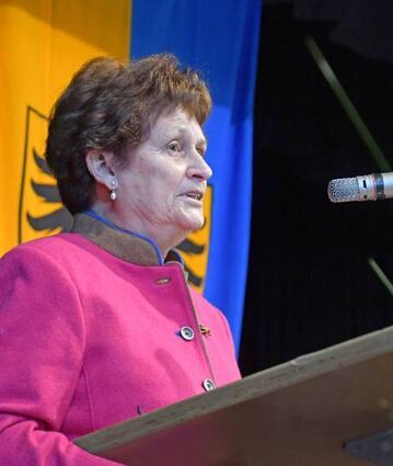 Ihre Ergriffenheit merkte man Renate Gassert bei ihrer Rede durchaus an. Neben gelungener musikalischer Umrahmungvon Theresia Genise und Paula Klomp zählte auch der Eintrag in das Goldene Buch der Stadt im Beisein von Oberbürgermeister Markus Herrera Torrez und Ehrenbürger Stefan Gläser zum Programm. Glückwünsche kamen anschließen von den Zahlreichen Gästen, unter anderem auch von Dietenhans Ehrenbürger Kurt Oberdorf.