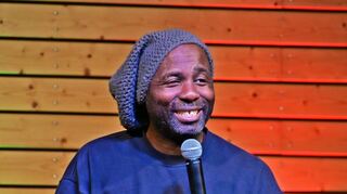 Der Comedian Dave Davis begeisterte im Höhefelder Bürgerhaus mit seinem Soloprogramm.