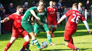 Die SpG Urphar-Lindelbach/Bettingen (grüne Trikots) kassierte beim FC Eichel die erste Saisonniederlage.