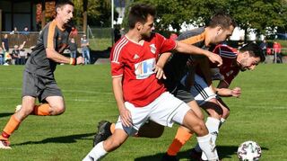Der FC Grünsfeld II (rote Trikots) hat in der Kreisklasse A der SpG Welzbachtal die erste Saisonniederlage zugefügt.