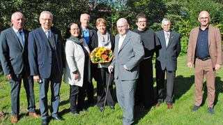Bei der Jubiläumsfeier in Rippberg wurden Mitglieder geehrt. Das Bild zeigt Bürgermeister Markus Günther, Vorsitzenden Manfred Pfeiffer, Pater Josef, Horst Ott, Irmgard Kern, den ehemaligen Chorleiter Edi Farrenkopf, Sängerkreisvorsitzende Andrea Egenberger-Henn, Gerhard Baier und Ortsvorsteher Wolfgang Stich.