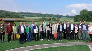 Mitte September war eine interdisziplinäre Bewertungskommission in Götzingen zu Gast, die das Dorf in verschiedenen Bereichen, darunter „Baugestaltung und Siedlungsaktivitäten“ und „Soziale und kulturelle Aktivitäten“ bewertete. Nun hat sich der Buchener Stadtteil für den Landesentscheid qualifiziert.