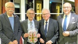 Oberbürgermeister Udo Glatthaar (rechts) würdigte beim Festabend die Arbeit des Golfclubs. Eine besondere Ehrung für die Jugendarbeit erfuhr Dr. Manfred Hirschauer (links). Zweiter von rechts der erste Präsident des Golfclubs, Professor Dr. Helmut Schaudig, links daneben der heutige Clubpräsident Dr. Peter Günter.