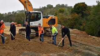 Offizieller Spatenstich für die Erschließung des Gewerbegebiets „Breitenflur II“ in Königheim: Dort möchte sich das Karosserie- und Lackierzentrum Taubertal, das momentan in Tauberbischofsheim beheimatet ist, ansiedeln. Das Bild zeigt (von rechts) den Geschäftsführer des Unternehmens, Manuel Arlt, Holger Pulvermüller (Gasversorgung Stadtwerk Tauberfranken), Siegmar Scherer von der Firma Konrad Bau, Bürgermeister Ludger Krug, Edgar Kraft (Ingenieurbüro Walter + Partner) und Ralf Wittfeld (Konrad Bau).