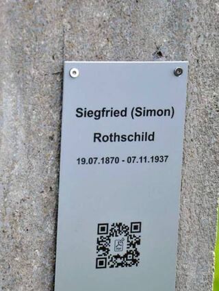 Eine Tafel mit QR-Code gibt Auskunft über die Biografie von Siegfried (Simon) Rothschild.