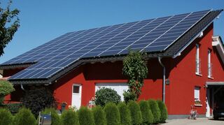 Der Landtag von Baden-Württemberg hat das neue Klimaschutzgesetz auf den Weg gebracht, das unter anderem vorsieht, dass in Zukunft bei Baumaßnahmen auf Dächern Photovoltaikanlagen installiert werden müssen. Nachdem bereits zahlreiche Beschwerden eingegangen sind, warnen Verbraucherschützer vor unseriösen Anbietern. Hier sei höchste Vorsicht geboten.