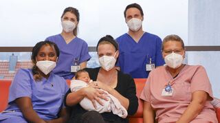 Freuen sich über die problemlose Geburt: Assistenzärztin MUDr. Laura-Luisa Herterich, Oberarzt Dr. Sönke Ebert, A3-Stationsleiterin Sabine Rauscher, Hebamme Elizabeth Preis mit der glücklichen Mama Melanie Raddatz und Töchterchen Mia.